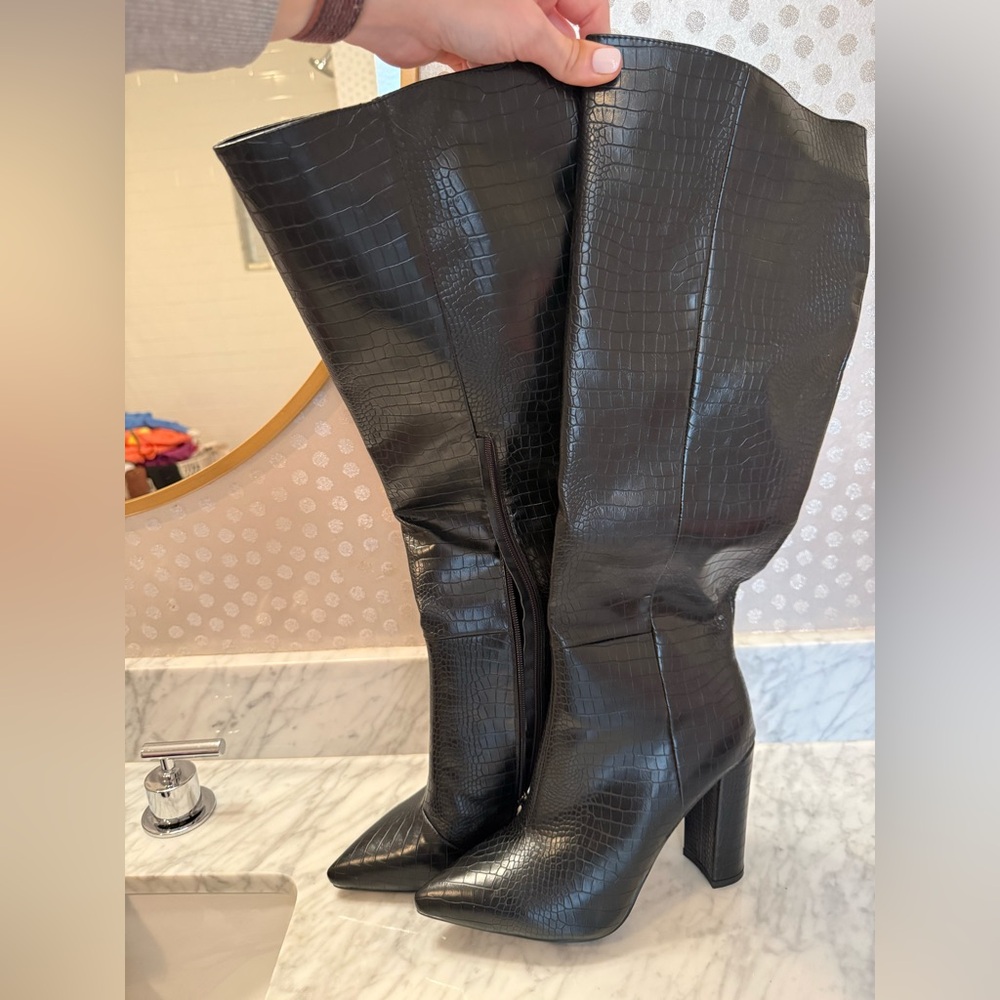 Billini Milla Black Croc Embossed Knee High Boots Block Heel Size 9 - Picture 3 of 5